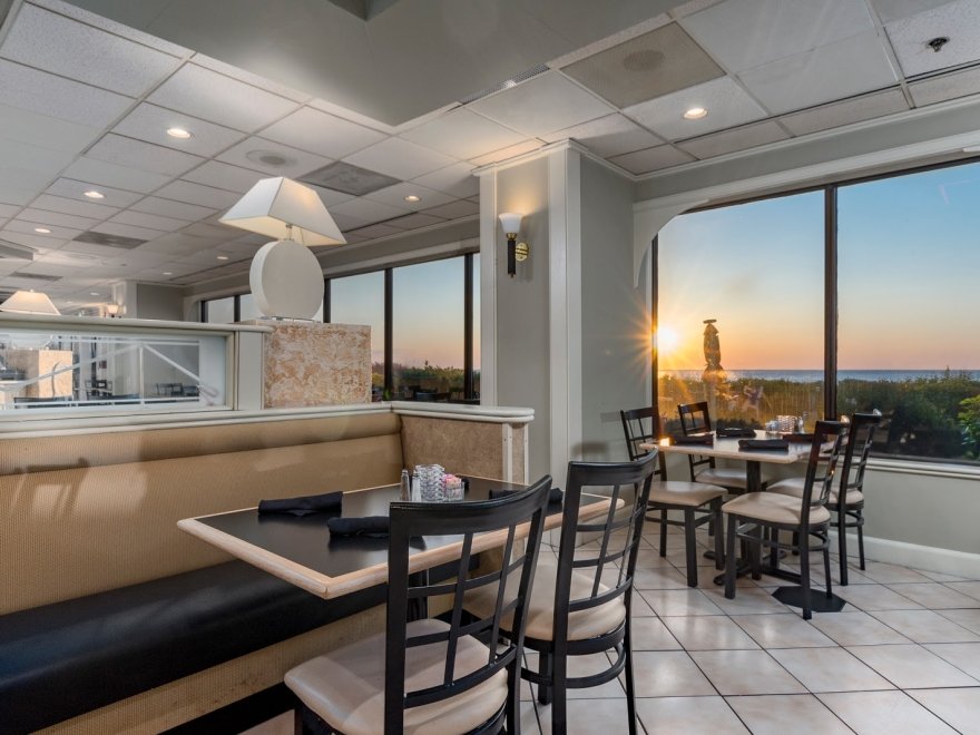 Schooner's Oceanfront Bar & Lounge